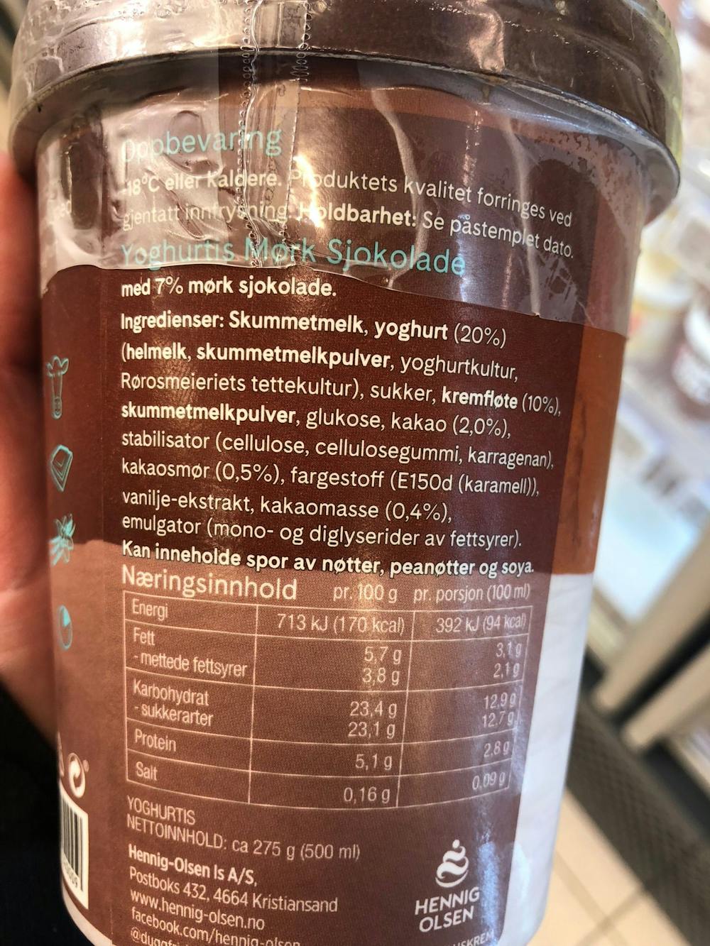 Ingredienslisten til Hennig Olsen Dugg yoghurtis mørk sjokolade