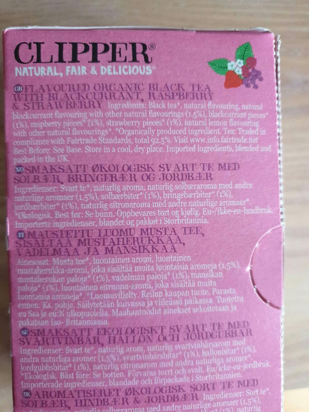 Ingredienslisten til Organic summer berry black tea, Clipper