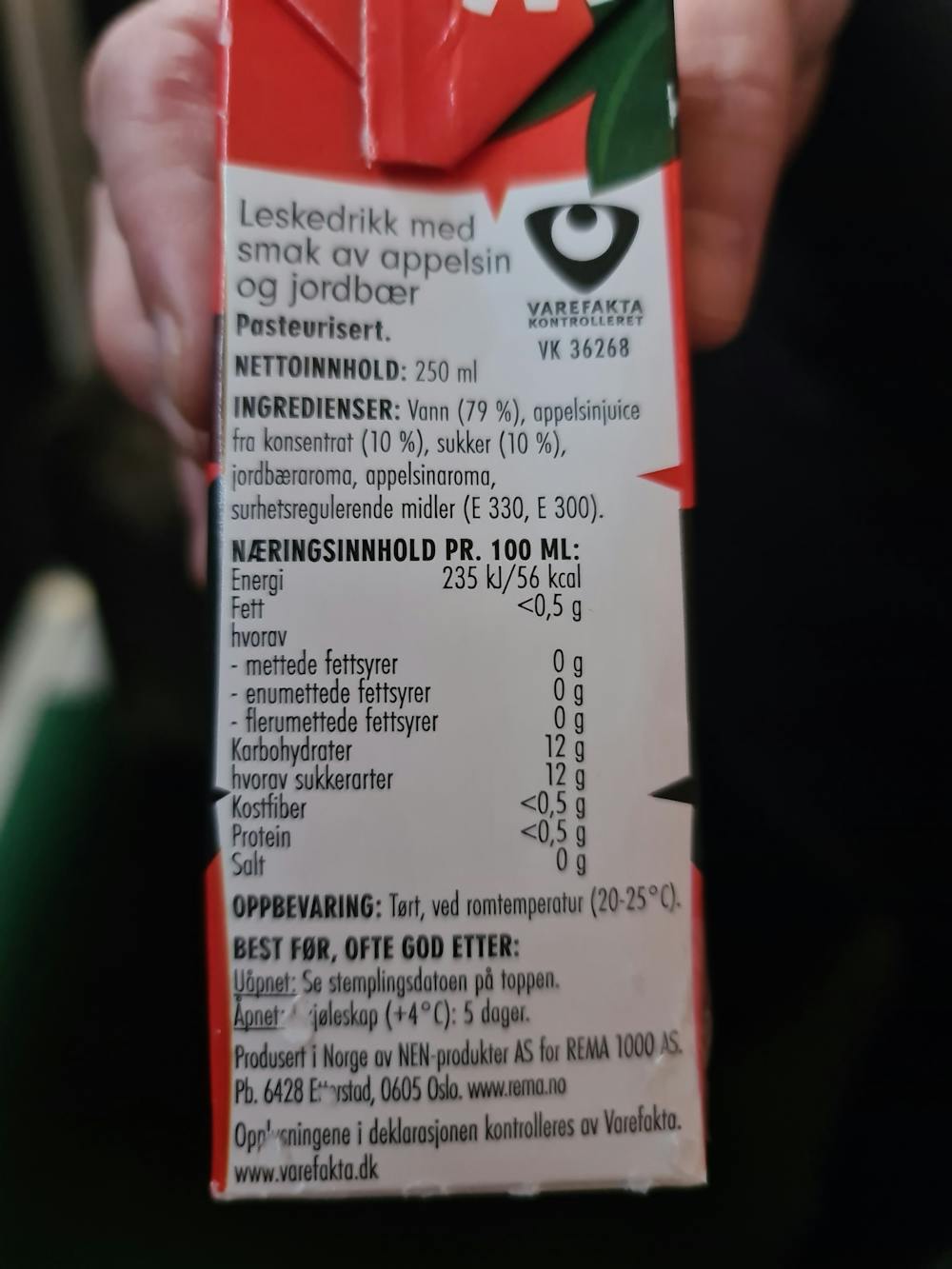 Ingredienslisten til Min appelsindrikk, med smak av jordbær, Rema 1000