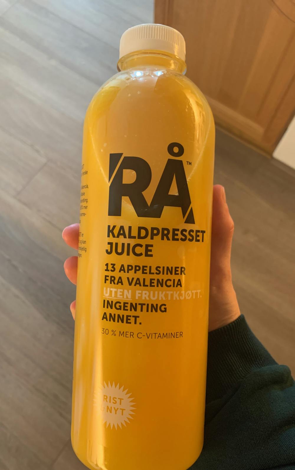 RÅ kaldpresset juice uten fruktkjøtt appelsin, RÅ / Synnøve Finden