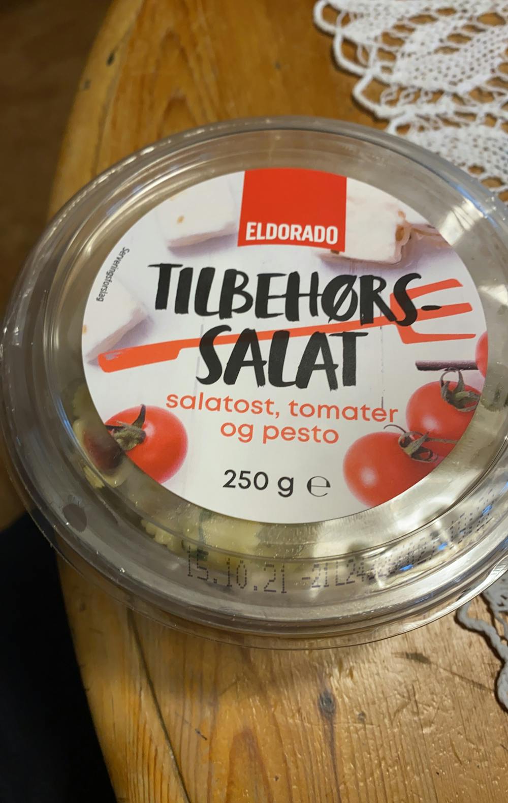 Tilbehørssalat salatost, tomater og pesto, Eldorado