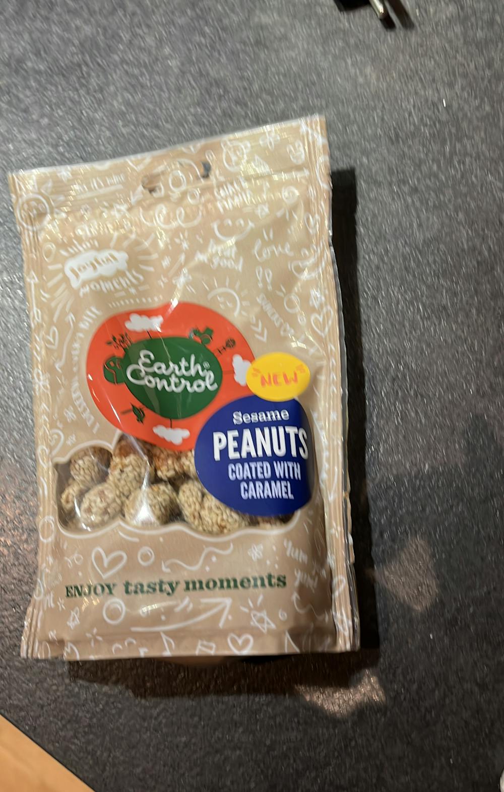 Sesame peanuts coated with caramel , Earth control